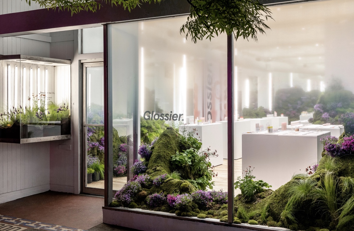 Glossier西雅图的快闪店里居然满是植物覆盖的土 美陈网站 美陈前沿 