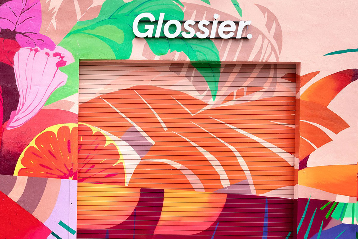 Glossier的快闪店策划简洁中又有个品牌自有元素和个性所在，值得一赏 美陈网站 美陈前沿 