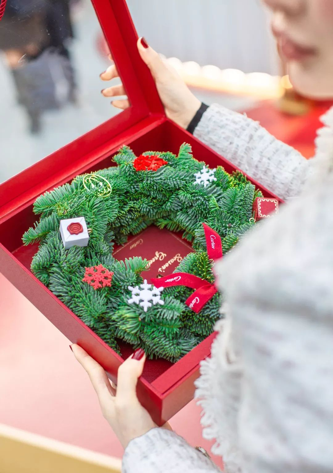 最美圣诞树美陈设计当属卡地亚了，红盒之中的光芒温暖了冬日时光 美陈网站 美陈前沿 