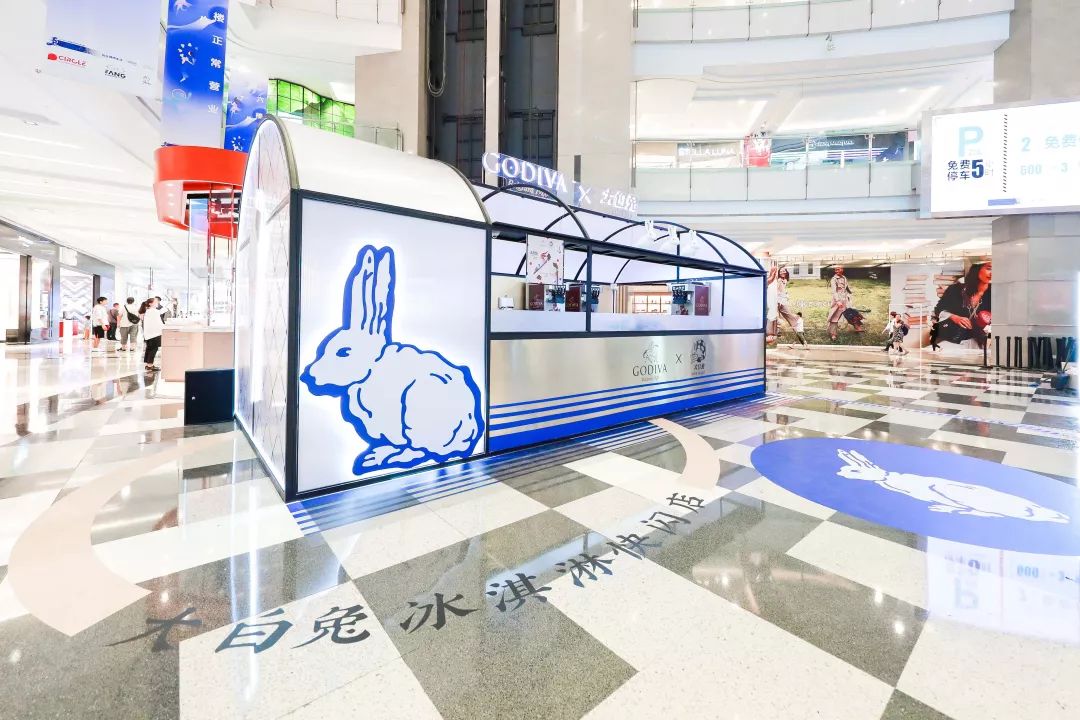 中西合璧快闪店活动经典蓝白配色，甜蜜风暴正版来袭 美陈网站 美陈前沿 