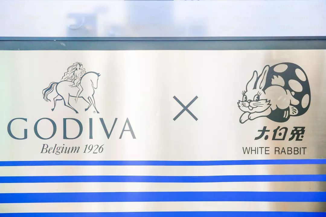 中西合璧快闪店活动经典蓝白配色，甜蜜风暴正版来袭 美陈网站 美陈前沿 