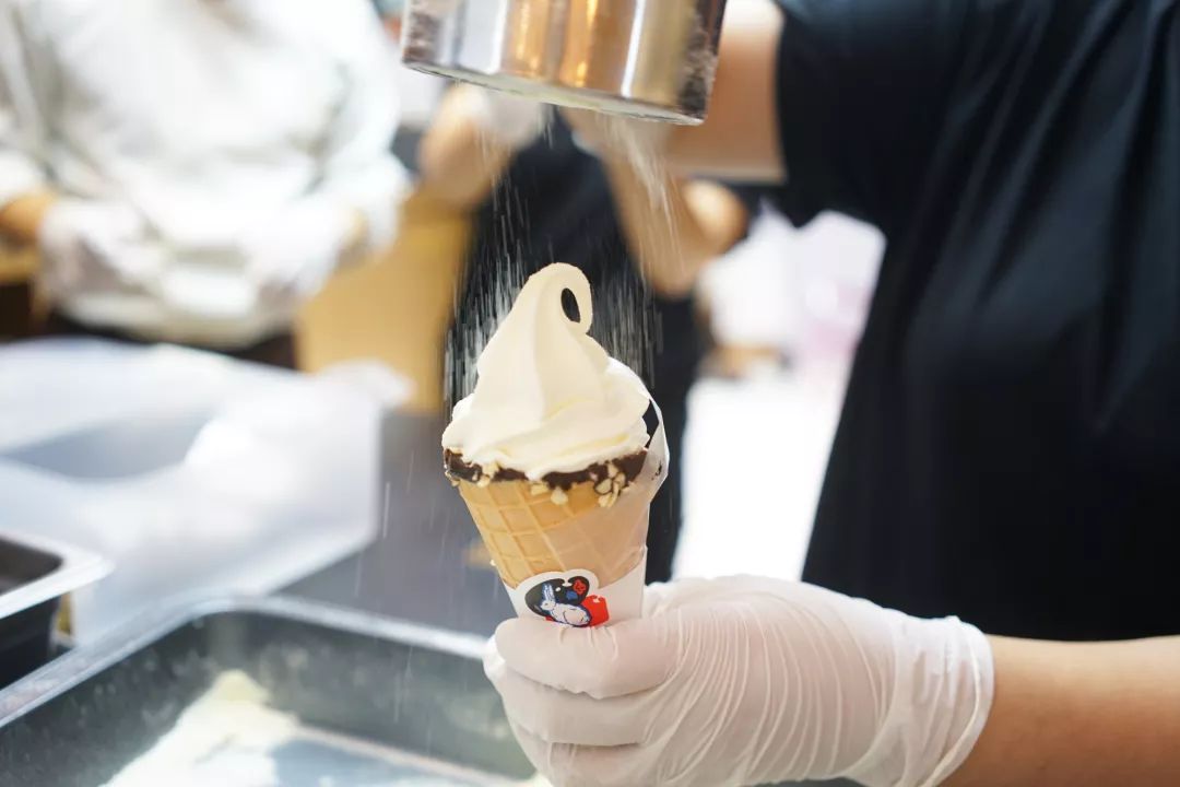 中西合璧快闪店活动经典蓝白配色，甜蜜风暴正版来袭 美陈网站 美陈前沿 