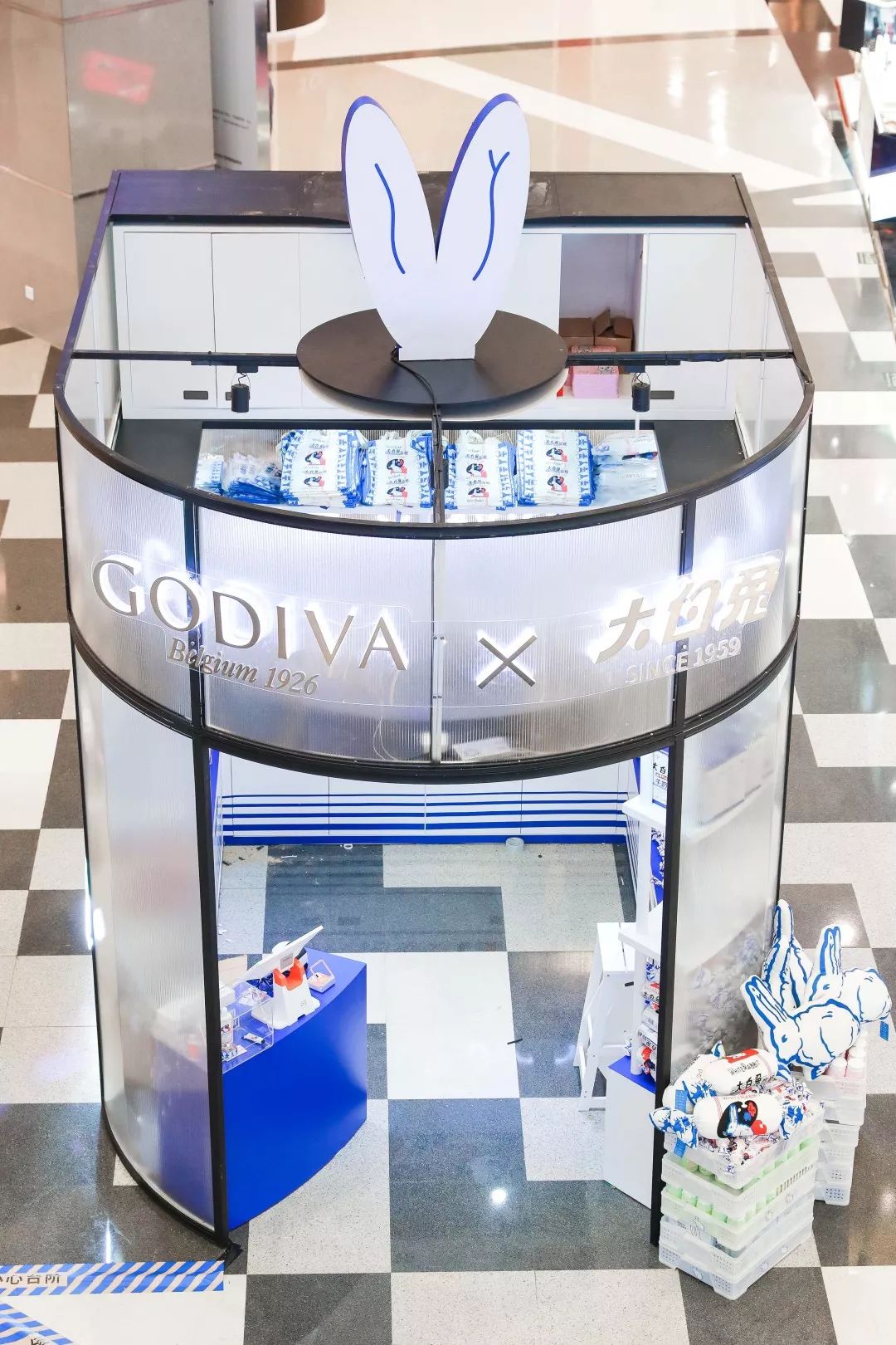 中西合璧快闪店活动经典蓝白配色，甜蜜风暴正版来袭 美陈网站 美陈前沿 