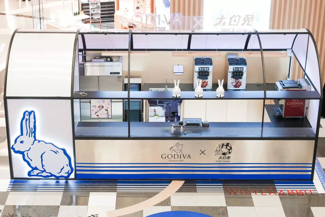 中西合璧快闪店活动经典蓝白配色，甜蜜风暴正版来袭 美陈网站 美陈前沿 