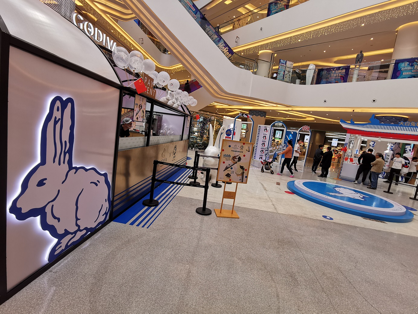 中西合璧快闪店活动经典蓝白配色，甜蜜风暴正版来袭 美陈网站 美陈前沿 