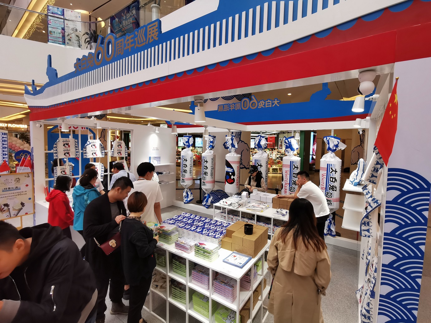 中西合璧快闪店活动经典蓝白配色，甜蜜风暴正版来袭 美陈网站 美陈前沿 