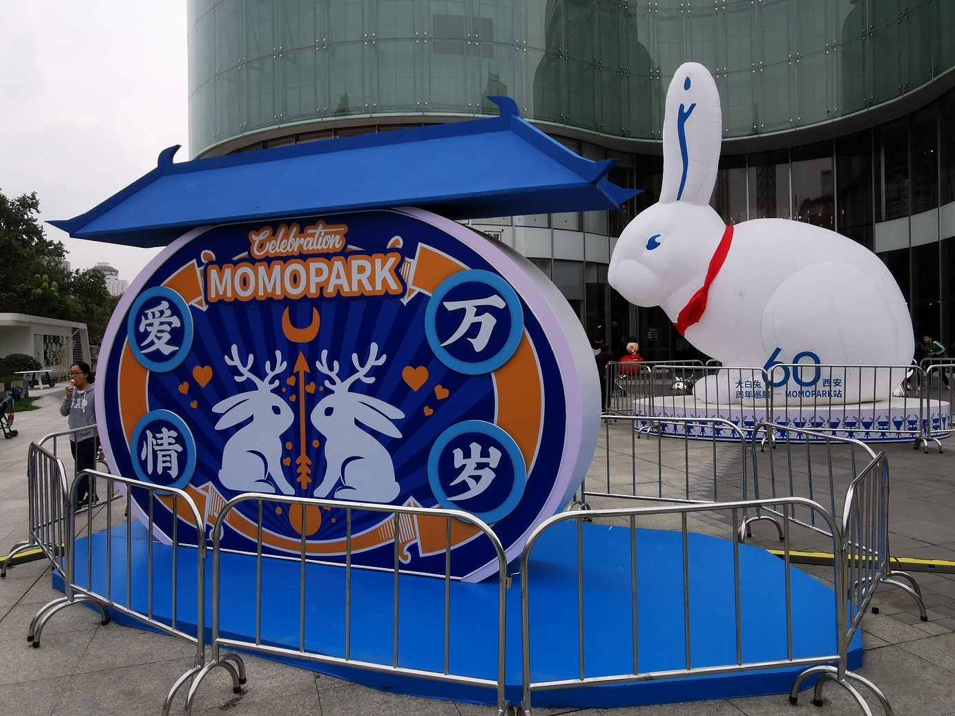 中西合璧快闪店活动经典蓝白配色，甜蜜风暴正版来袭 美陈网站 美陈前沿 