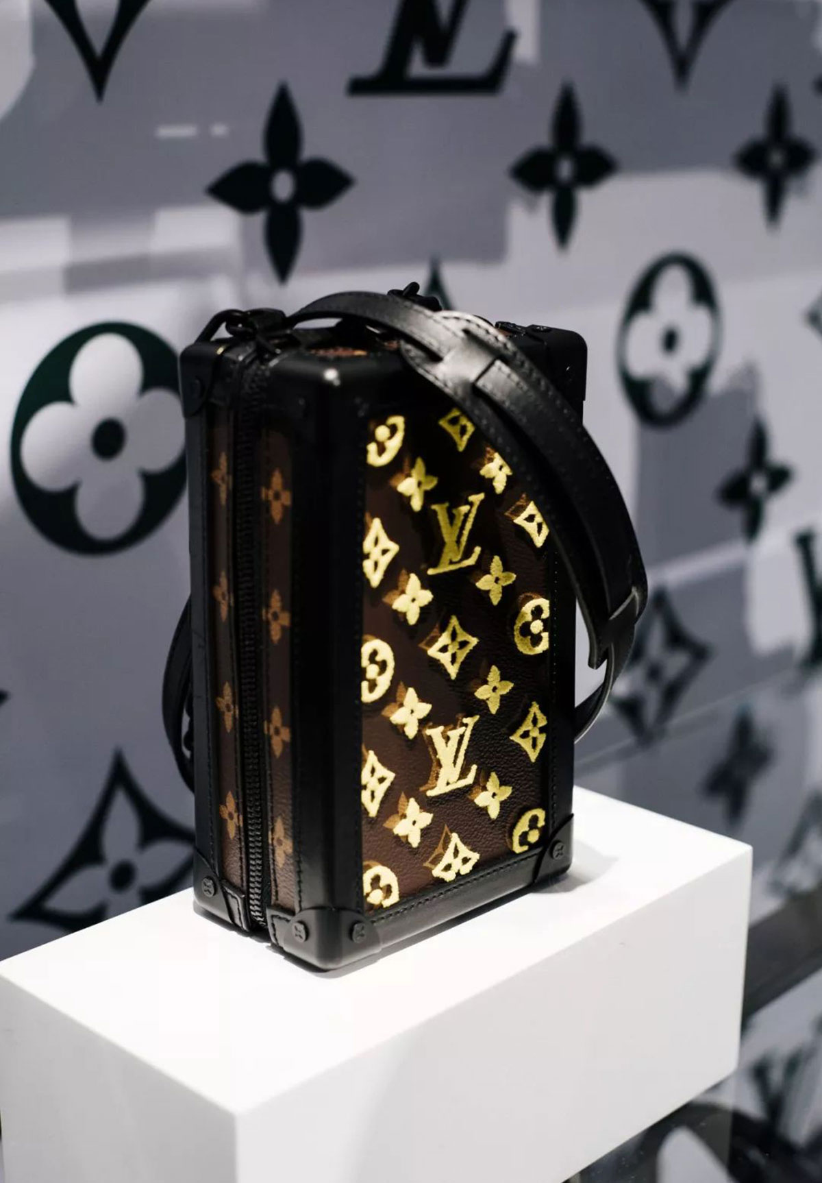 LV上海这家限时快闪店活动换装成绿意盎然奢华质感的游乐场 美陈网站 美陈前沿 