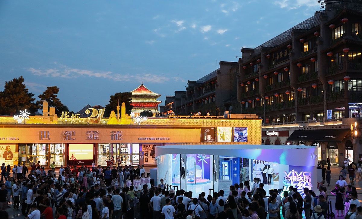 手机快闪店活动请了雪糕姑娘给你解解暑，满满都是幻彩冰爽 美陈网站 美陈前沿 