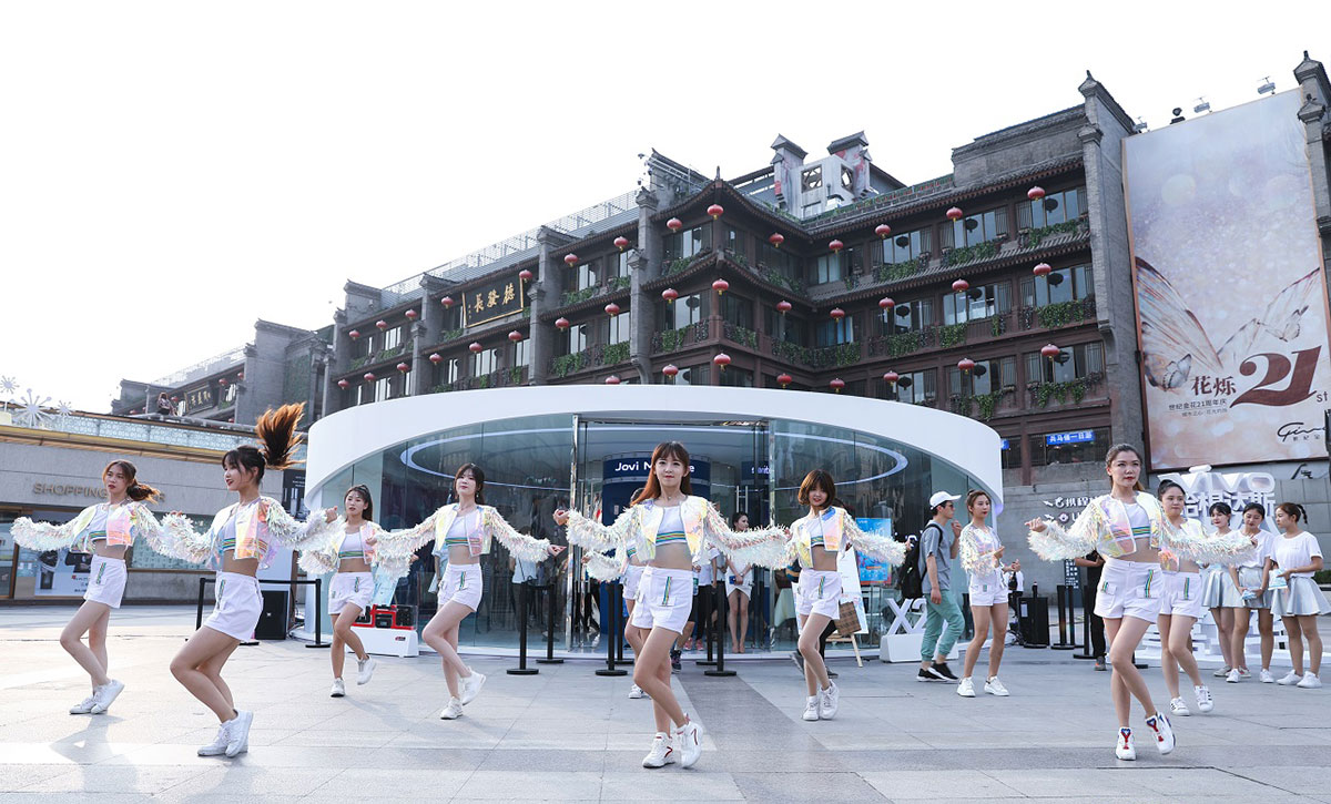 手机快闪店活动请了雪糕姑娘给你解解暑，满满都是幻彩冰爽 美陈网站 美陈前沿 