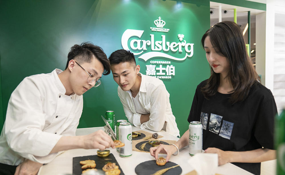啤酒快闪巡回展览活动被“啤酒花马扎灯”艺术装置打扮得格外美好 美陈网站 美陈前沿 