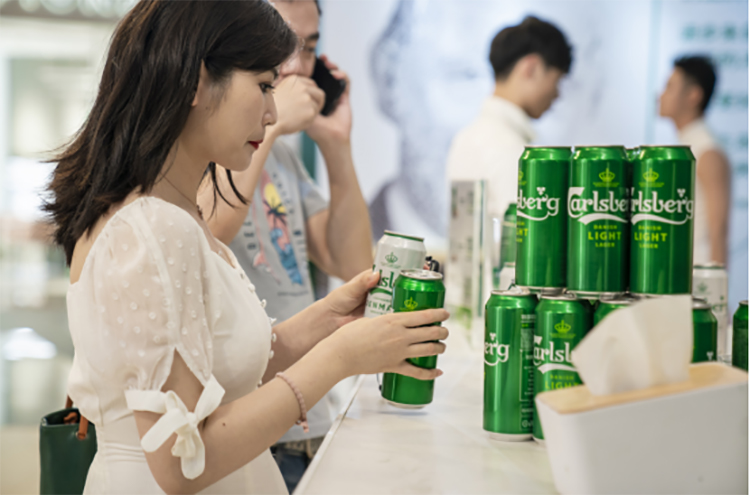 啤酒快闪巡回展览活动被“啤酒花马扎灯”艺术装置打扮得格外美好 美陈网站 美陈前沿 