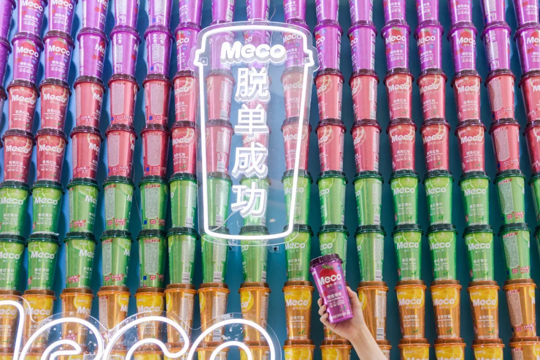 Meco快闪展览活动用10000杯果汁茶打造的芯愿主题墙，颜值爆表 美陈网站 美陈前沿 