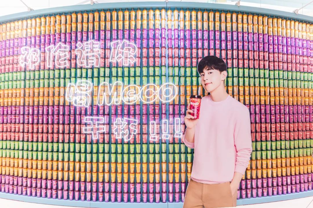 Meco快闪展览活动用10000杯果汁茶打造的芯愿主题墙，颜值爆表 美陈网站 美陈前沿 
