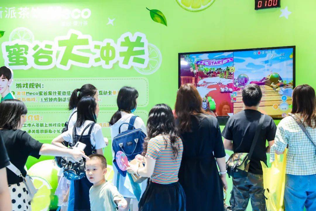 Meco快闪展览活动用10000杯果汁茶打造的芯愿主题墙，颜值爆表 美陈网站 美陈前沿 