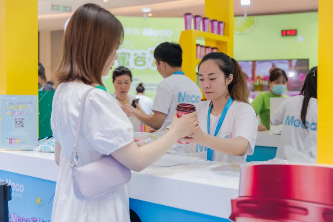 Meco快闪展览活动用10000杯果汁茶打造的芯愿主题墙，颜值爆表 美陈网站 美陈前沿 