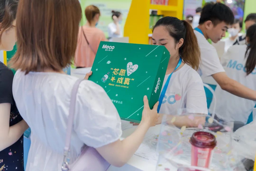 Meco快闪展览活动用10000杯果汁茶打造的芯愿主题墙，颜值爆表 美陈网站 美陈前沿 