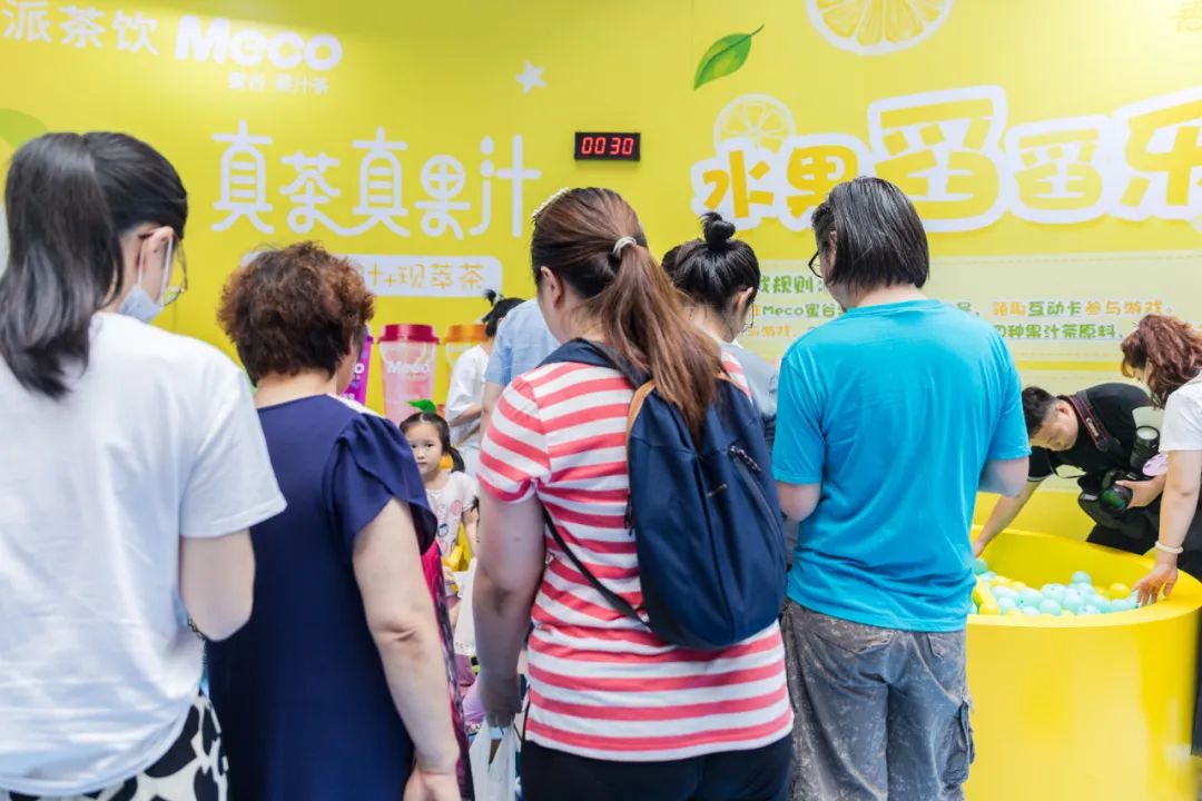 Meco快闪展览活动用10000杯果汁茶打造的芯愿主题墙，颜值爆表 美陈网站 美陈前沿 