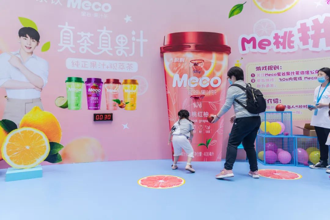 Meco快闪展览活动用10000杯果汁茶打造的芯愿主题墙，颜值爆表 美陈网站 美陈前沿 