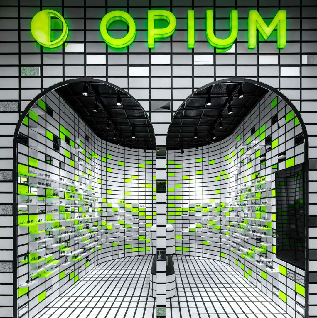 Opium在机场里的弧形结构快闪店展览活动也太吸睛了吧，打CALL 美陈网站 美陈前沿 