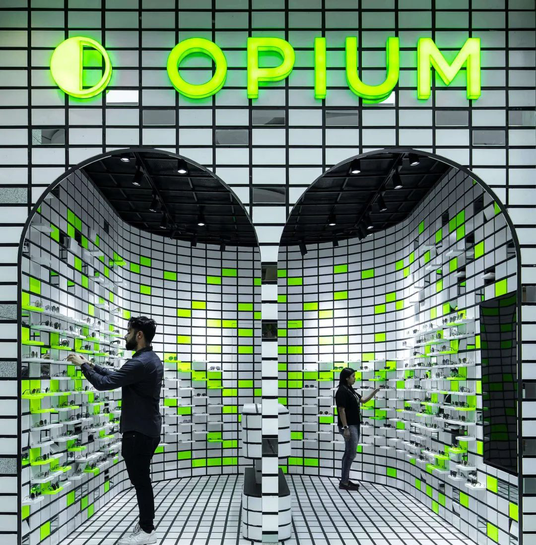 Opium在机场里的弧形结构快闪店展览活动也太吸睛了吧，打CALL 美陈网站 美陈前沿 