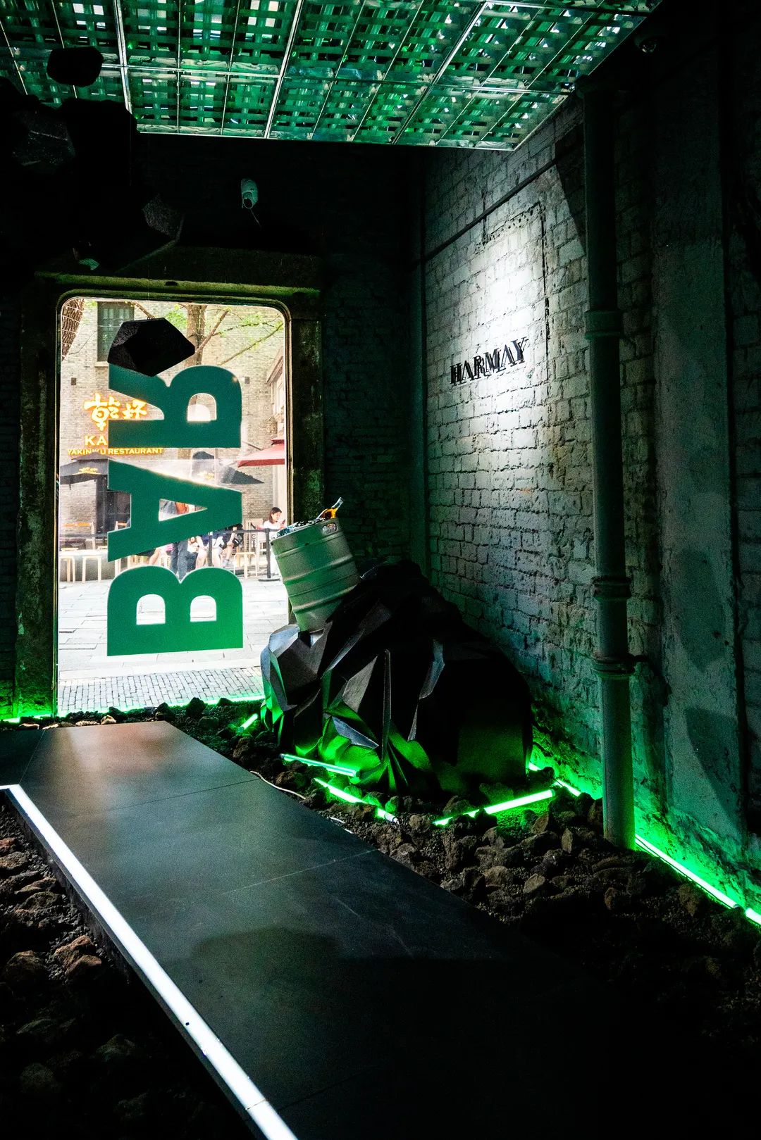 赛博朋克的快闪活动策划要你欣赏星球坠入地球的平行宇宙世界 美陈网站 美陈前沿 