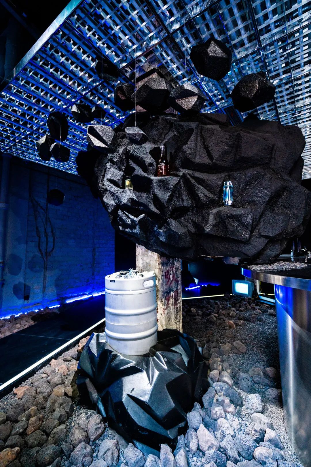 赛博朋克的快闪活动策划要你欣赏星球坠入地球的平行宇宙世界 美陈网站 美陈前沿 