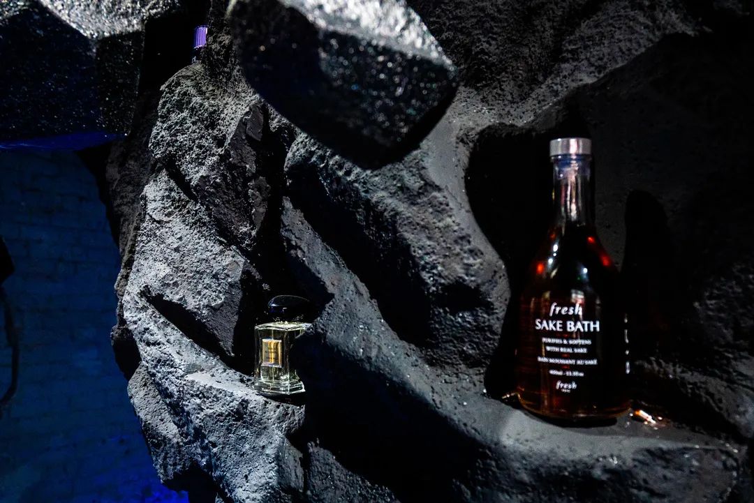 赛博朋克的快闪活动策划要你欣赏星球坠入地球的平行宇宙世界 美陈网站 美陈前沿 