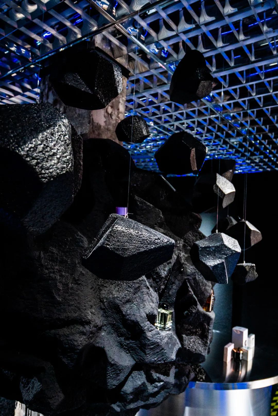 赛博朋克的快闪活动策划要你欣赏星球坠入地球的平行宇宙世界 美陈网站 美陈前沿 