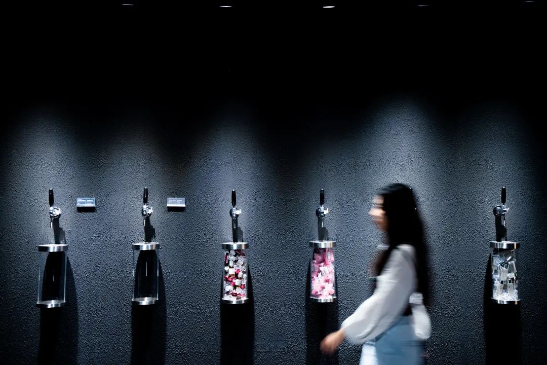 赛博朋克的快闪活动策划要你欣赏星球坠入地球的平行宇宙世界 美陈网站 美陈前沿 