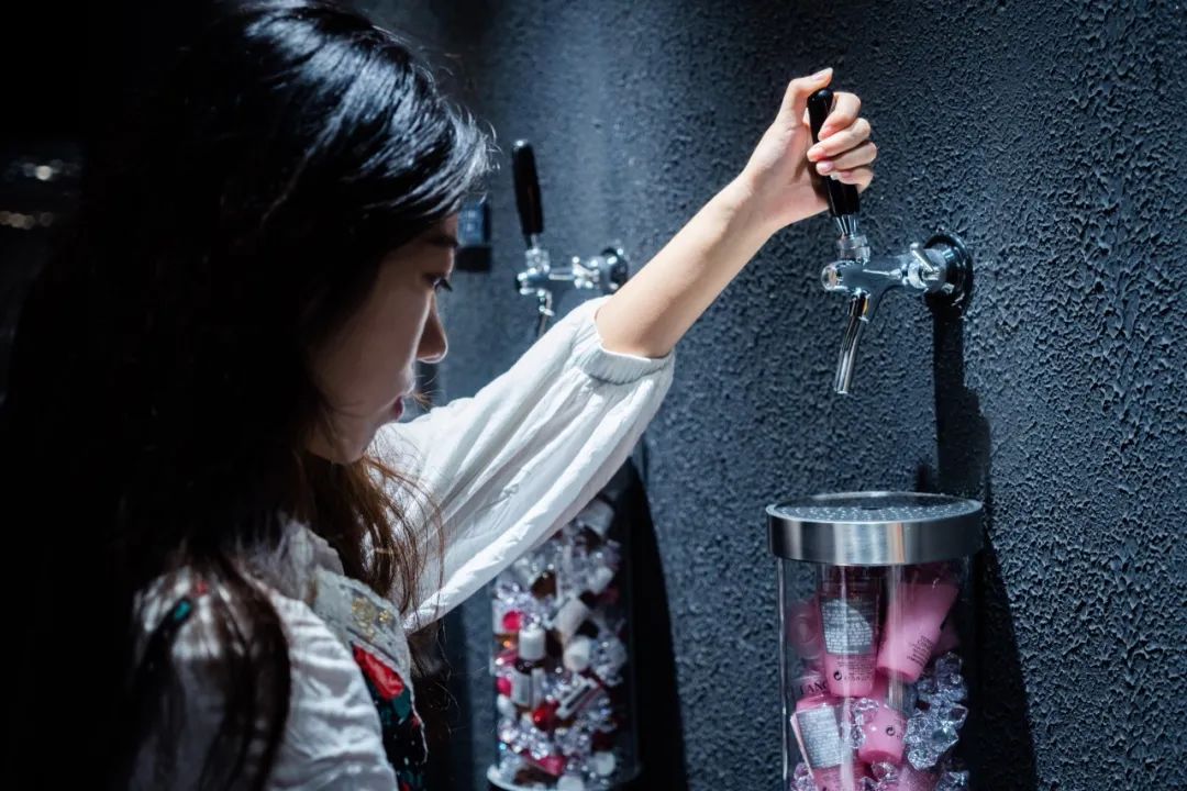 赛博朋克的快闪活动策划要你欣赏星球坠入地球的平行宇宙世界 美陈网站 美陈前沿 