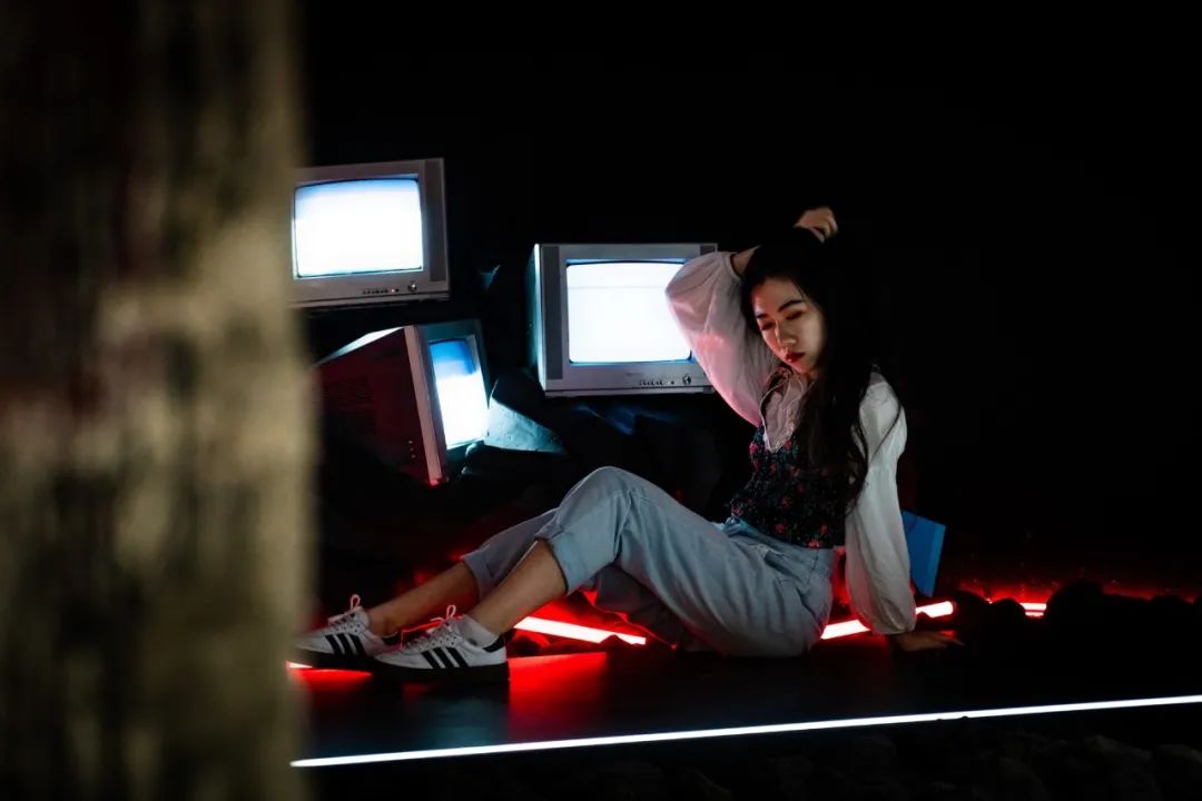 赛博朋克的快闪活动策划要你欣赏星球坠入地球的平行宇宙世界 美陈网站 美陈前沿 