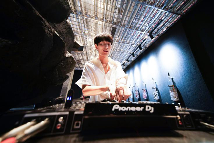 赛博朋克的快闪活动策划要你欣赏星球坠入地球的平行宇宙世界 美陈网站 美陈前沿 