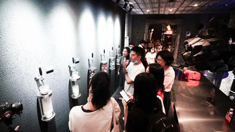 赛博朋克的快闪活动策划要你欣赏星球坠入地球的平行宇宙世界 美陈网站 美陈前沿 