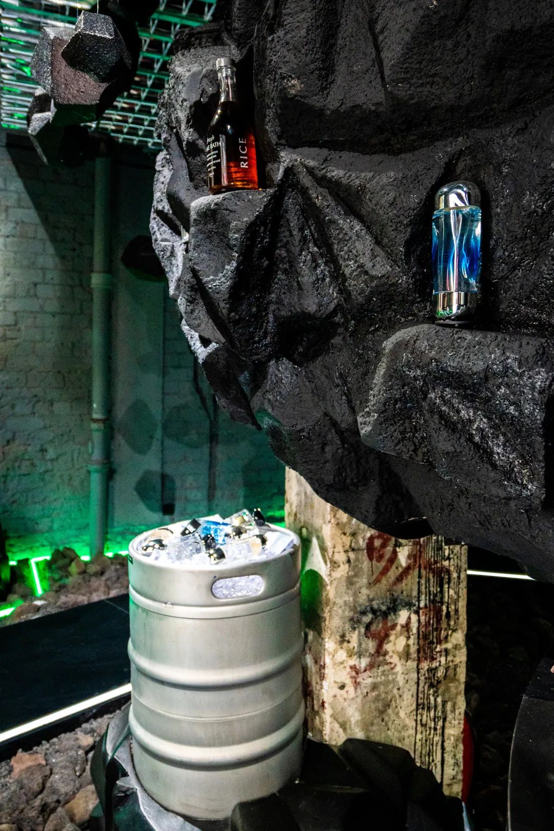 赛博朋克的快闪活动策划要你欣赏星球坠入地球的平行宇宙世界 美陈网站 美陈前沿 