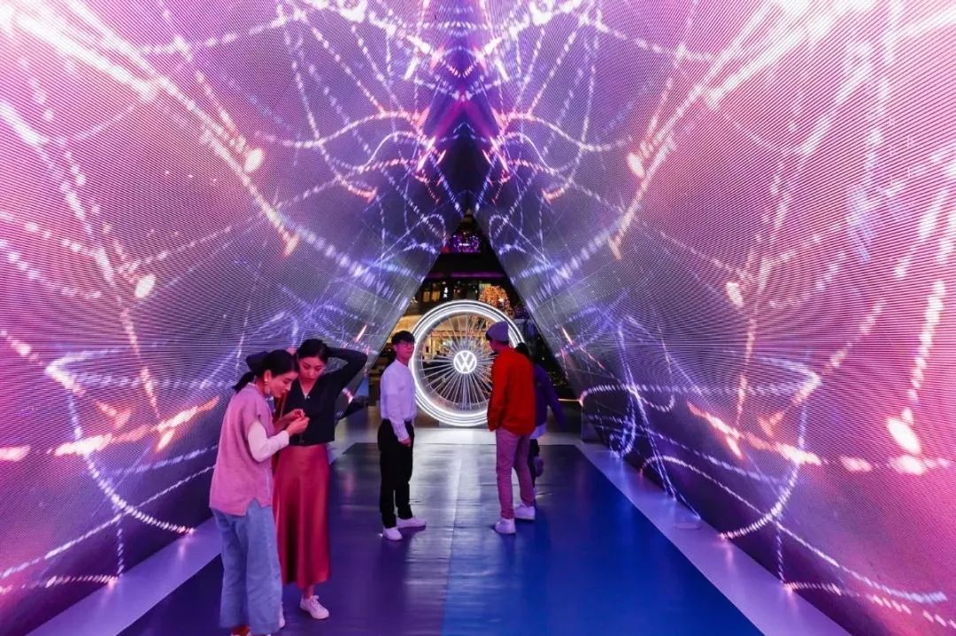 新辉昂空悬概念快闪展览活动策划的空悬隧道体验感超赞 美陈网站 美陈前沿 
