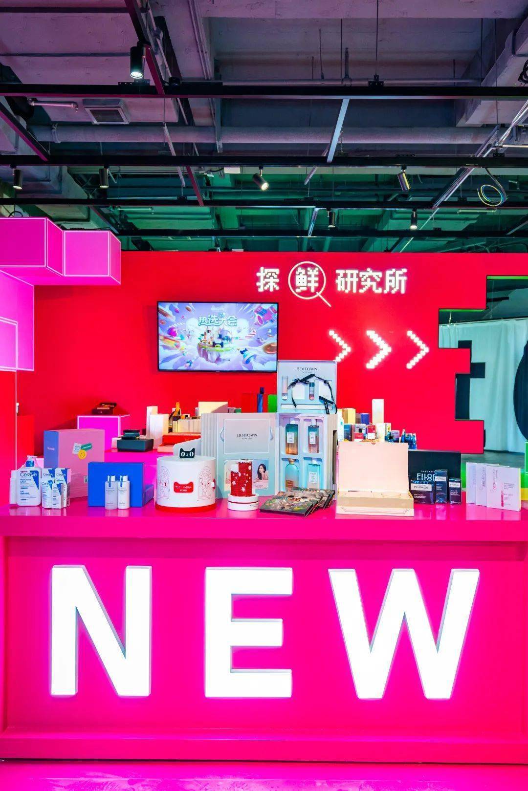 天猫双十一预售选品快闪店活动策划满屏的珊瑚红太震撼了 美陈网站 美陈前沿 