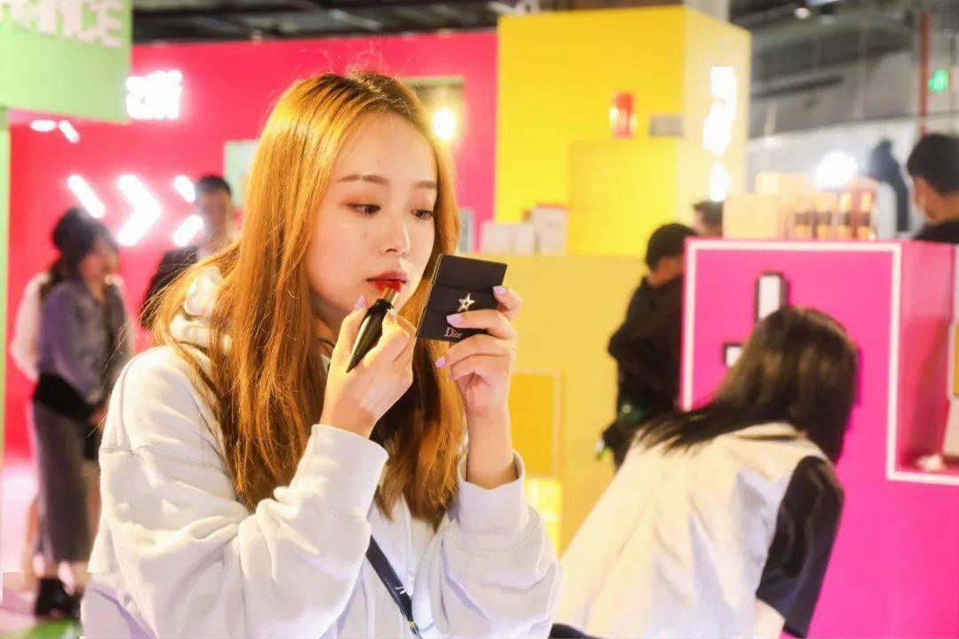 天猫双十一预售选品快闪店活动策划满屏的珊瑚红太震撼了 美陈网站 美陈前沿 