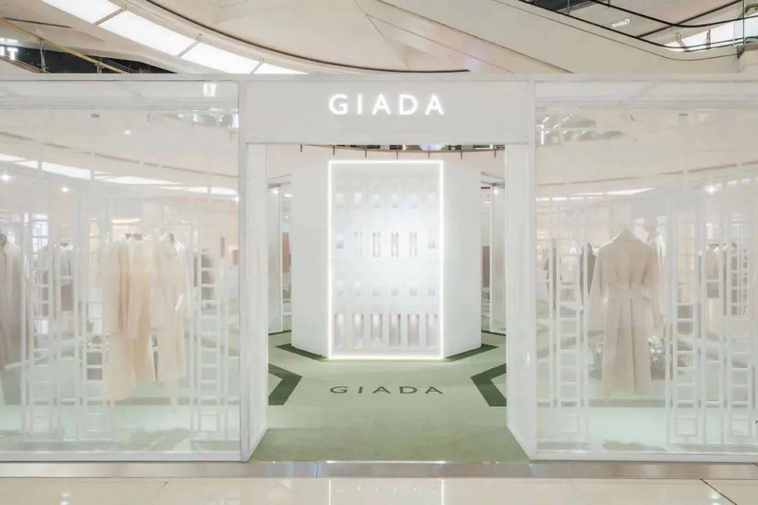 GIADA「羊绒花园」快闪店活动策划的艺术花墙与镜面装置相映成趣 美陈网站 美陈前沿 