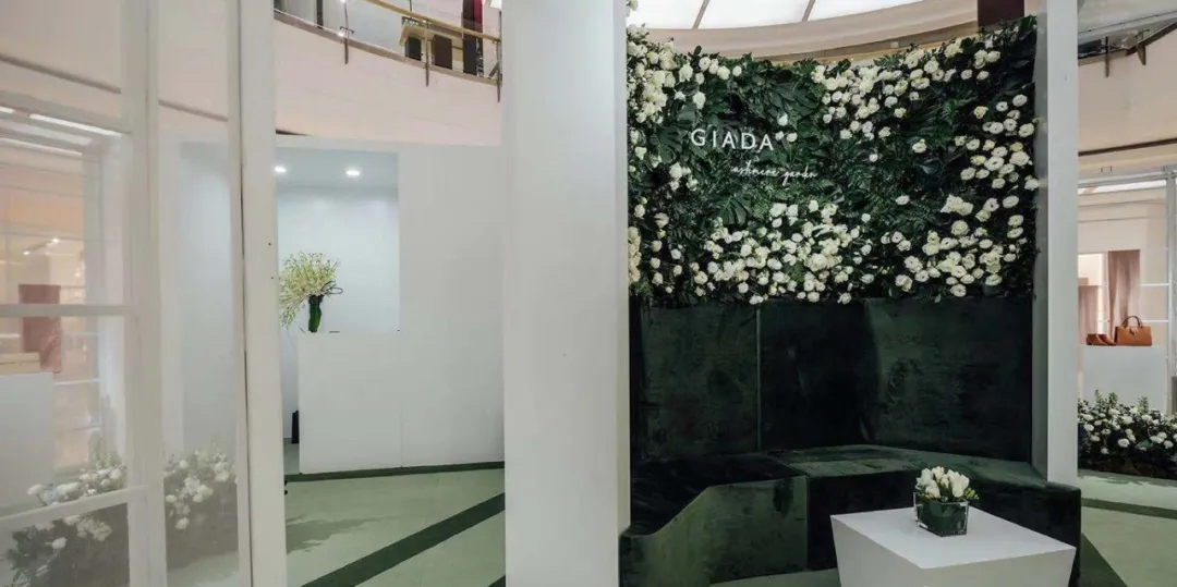 GIADA「羊绒花园」快闪店活动策划的艺术花墙与镜面装置相映成趣 美陈网站 美陈前沿 