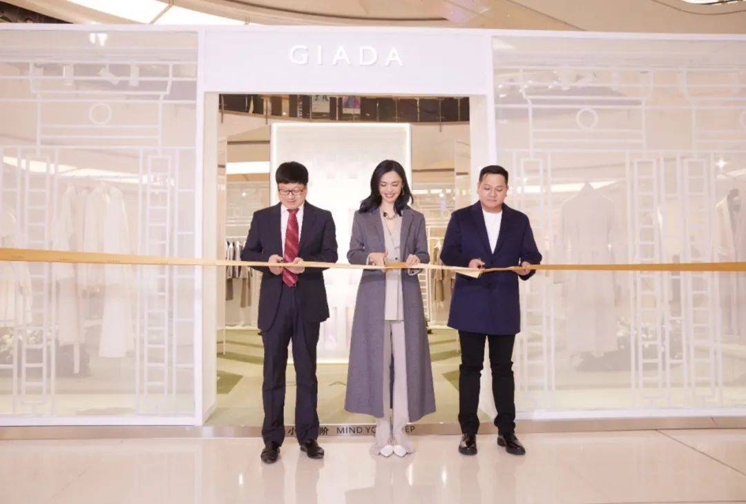 GIADA「羊绒花园」快闪店活动策划的艺术花墙与镜面装置相映成趣 美陈网站 美陈前沿 