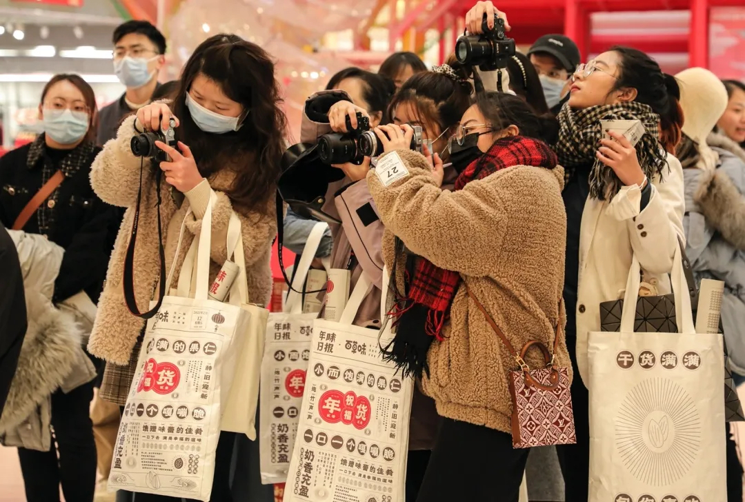 百草味年货报刊亭快闪活动策划实则是一场沉浸式年味互动话剧 美陈网站 美陈前沿 