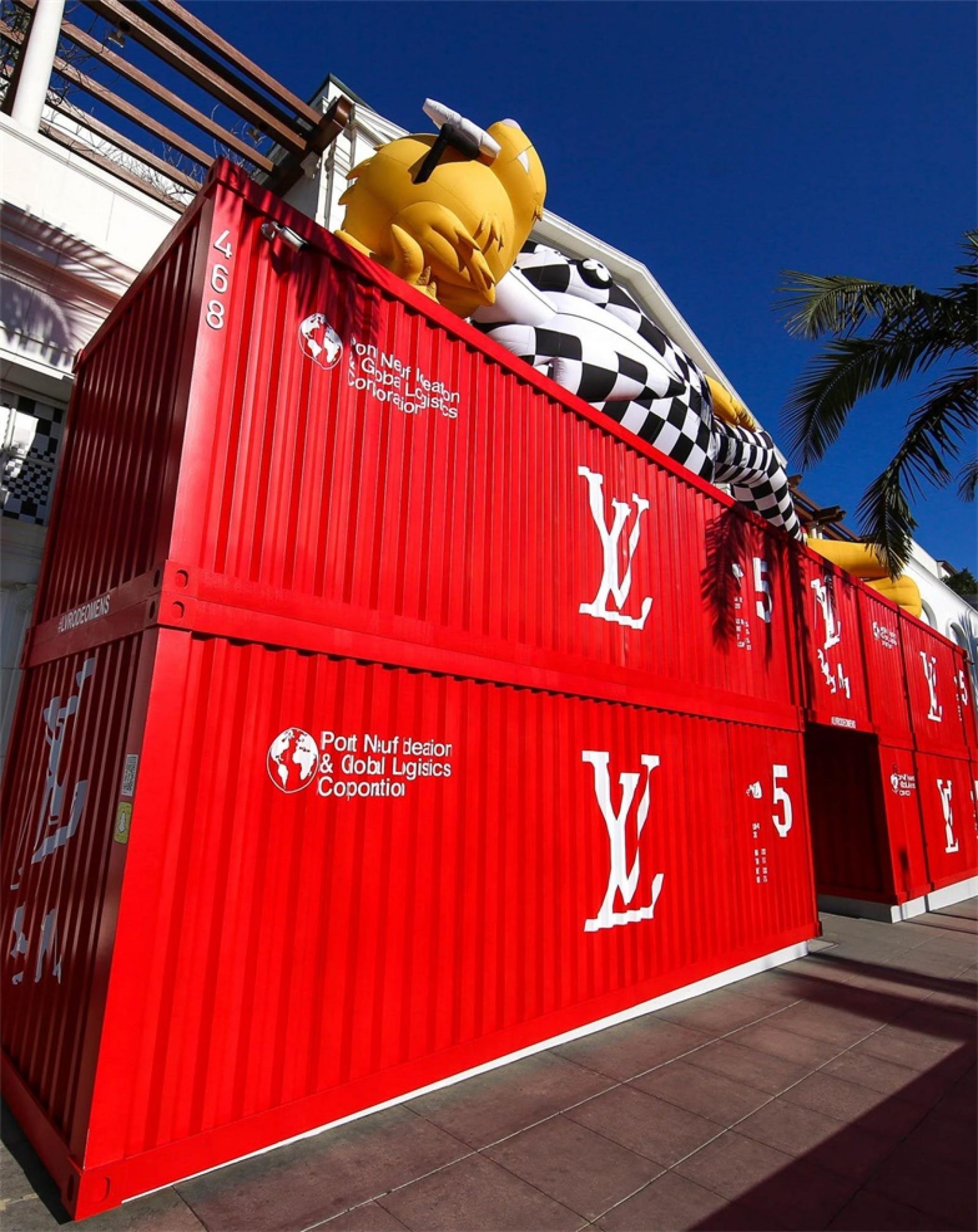 「路易.威登男人的临时居所」艺术展示活动策划的鲜红集装箱入口亮了 美陈网站 美陈前沿 