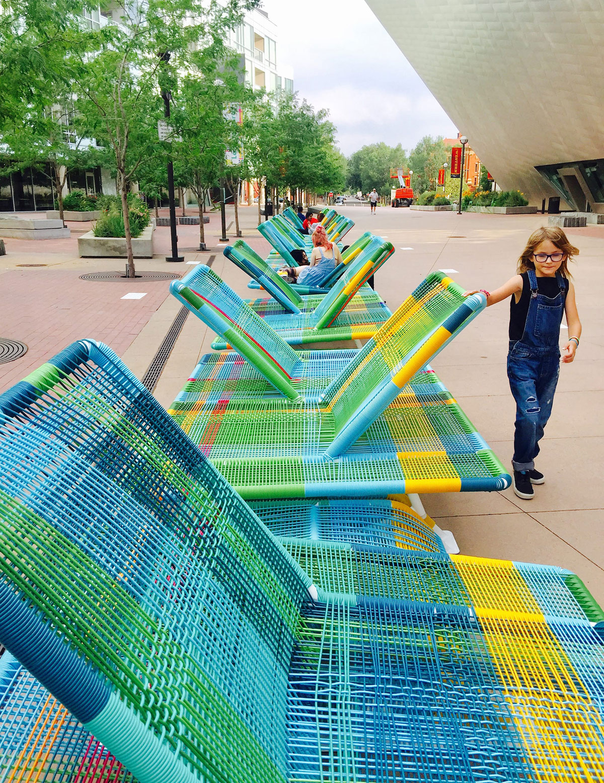 丹佛艺术博物馆对面的这个互动美陈设计，居然还能敲击出属于自己的个性化声音 美陈网站 美陈前沿 