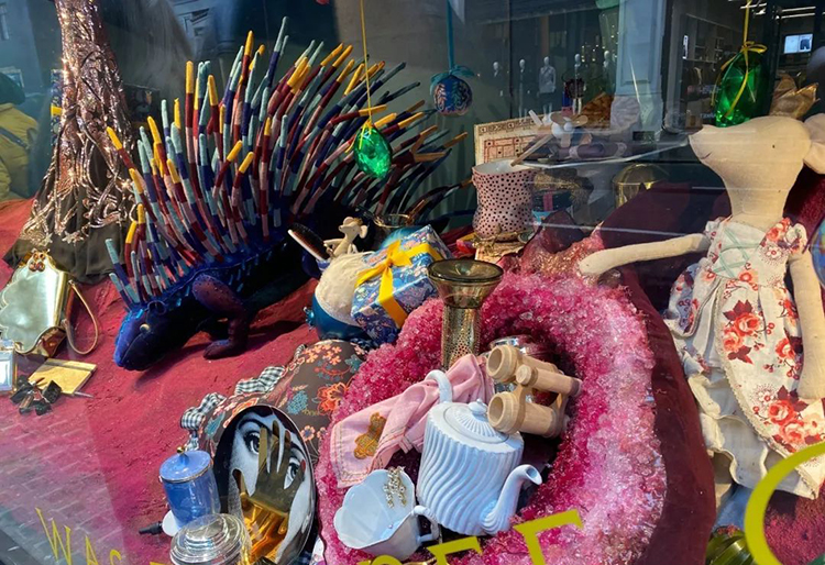 奇幻童话的美陈设计怎能少，Liberty London空中漂浮着一棵神奇的植物 美陈网站 美陈前沿 