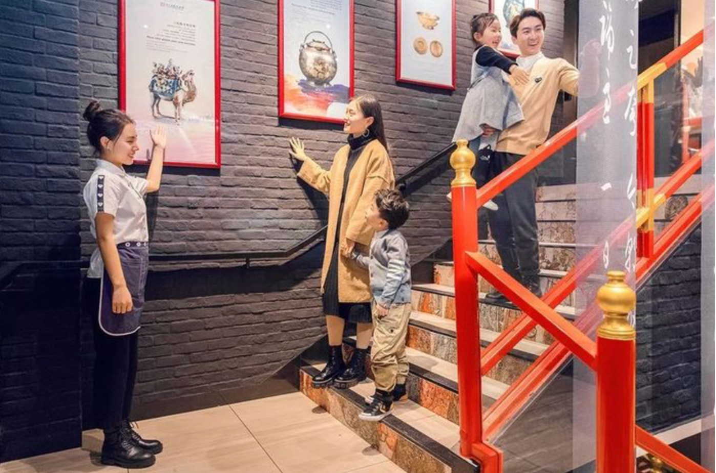 安在餐厅里的历史展览策划，异域文化元素更是惊鸿一瞥 美陈网站 美陈前沿 