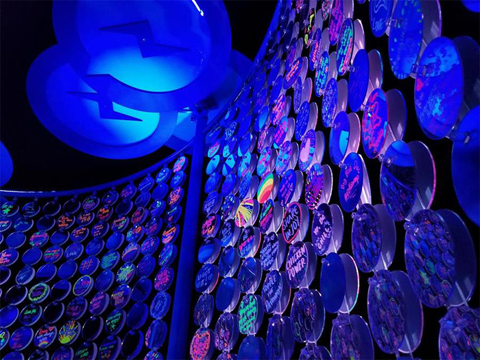 Facebook在音乐节活动中策划的这个完全沉浸式互动环境，也太迷人了吧 美陈网站 美陈前沿 