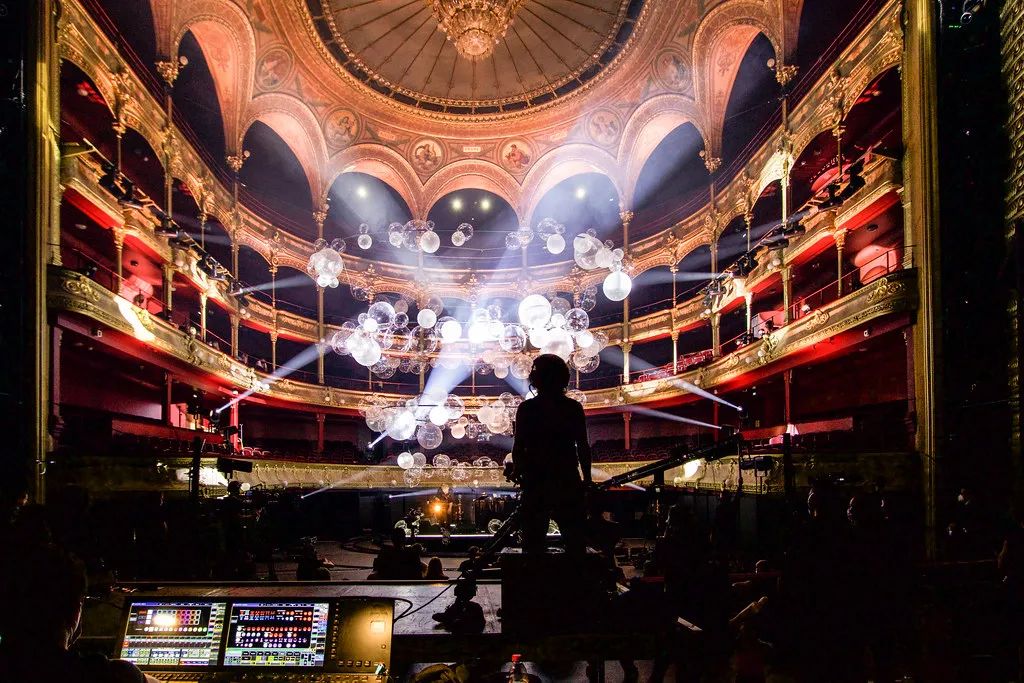 法国巴黎夏特莱大剧院的这个艺术活动装置策划美翻了！ 美陈网站 美陈前沿 