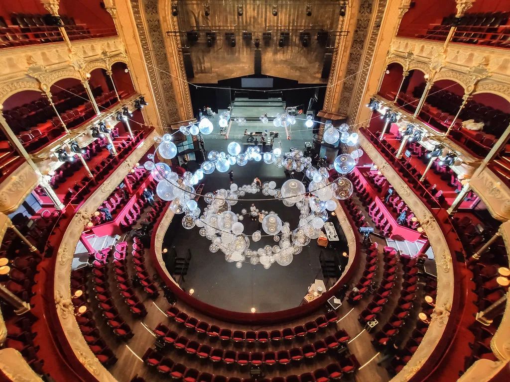 法国巴黎夏特莱大剧院的这个艺术活动装置策划美翻了！ 美陈网站 美陈前沿 