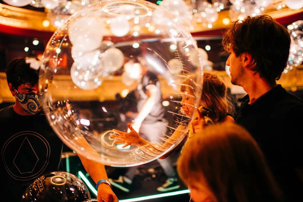 法国巴黎夏特莱大剧院的这个艺术活动装置策划美翻了！ 美陈网站 美陈前沿 